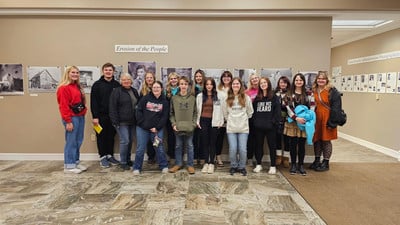 students on art field trip